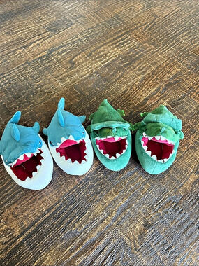 Kids slippers size medium 13/1 Shark & Dino